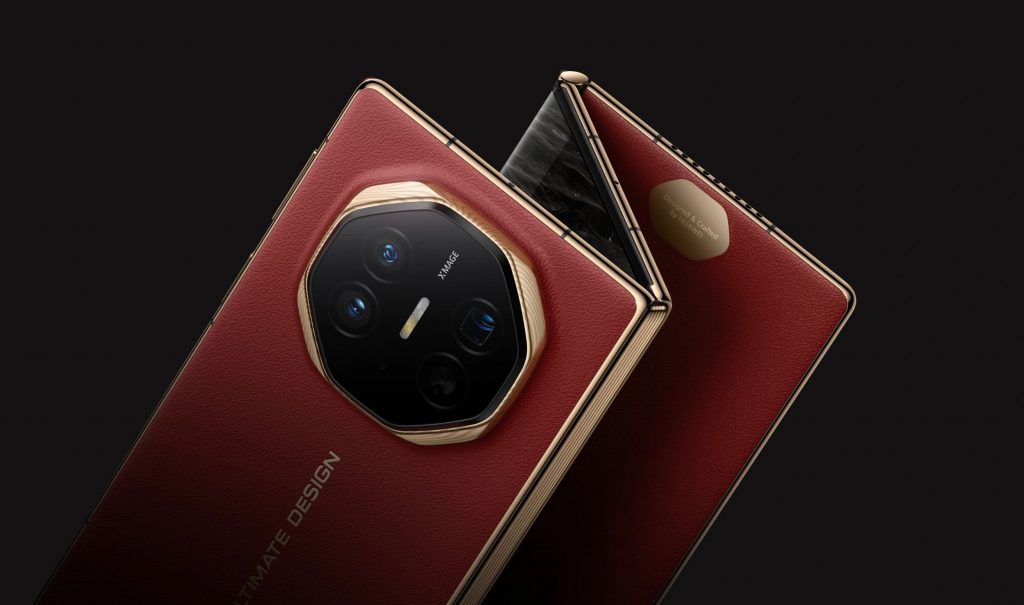 Smartphone pliable de luxe en cuir rouge avec module photo octogonal et finitions dorées.