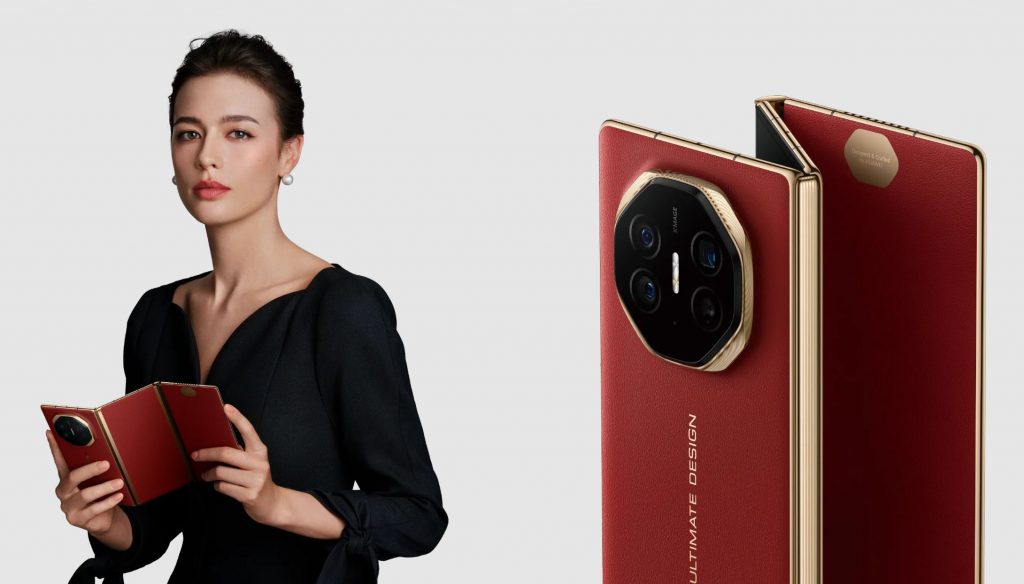 Femme élégante tenant un smartphone pliable en cuir rouge avec finitions dorées.