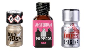 Trois bouteilles de poppers : Gold Rush, Amsterdam Poppers et Everest Original, avec des designs distincts sur fond blanc.