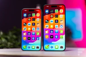 Deux iPhone 16 Pro côte à côte, présentant un écran bord à bord avec des bordures ultra-fines et une interface iOS 18 colorée.