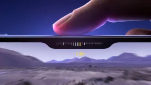 Un gros plan d’un doigt ajustant le zoom sur un iPhone 16 Pro, utilisant le nouveau bouton dédié à la caméra pour un contrôle précis.