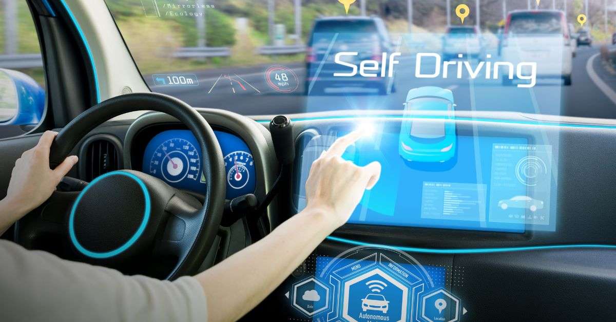 Conducteur interagissant avec une interface holographique dans une voiture autonome, illustrant la technologie de conduite autonome et la navigation assistée.