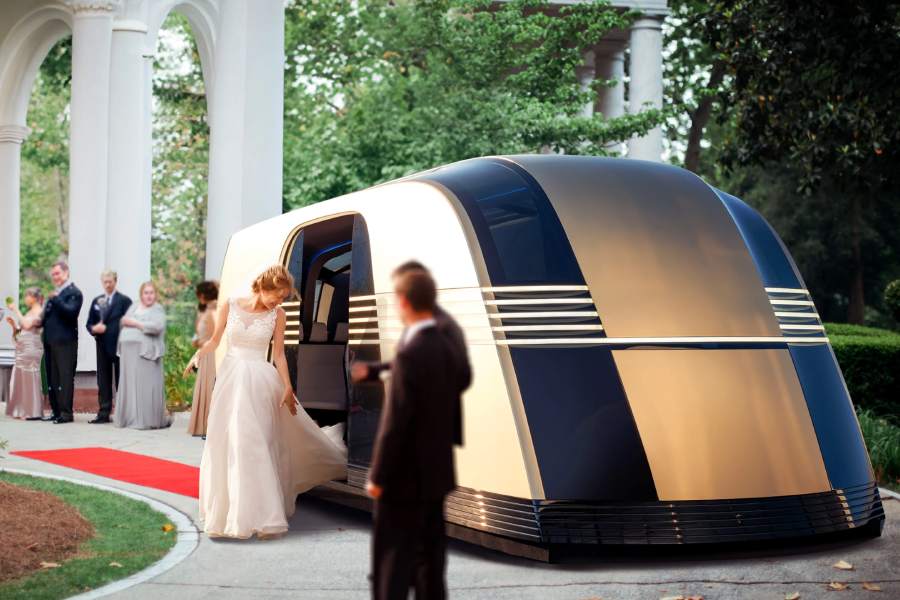 Véhicule futuriste autonome lors d'un mariage avec une mariée en robe blanche descendant du véhicule, intérieur moderne avec sièges confortables en cuir blanc.