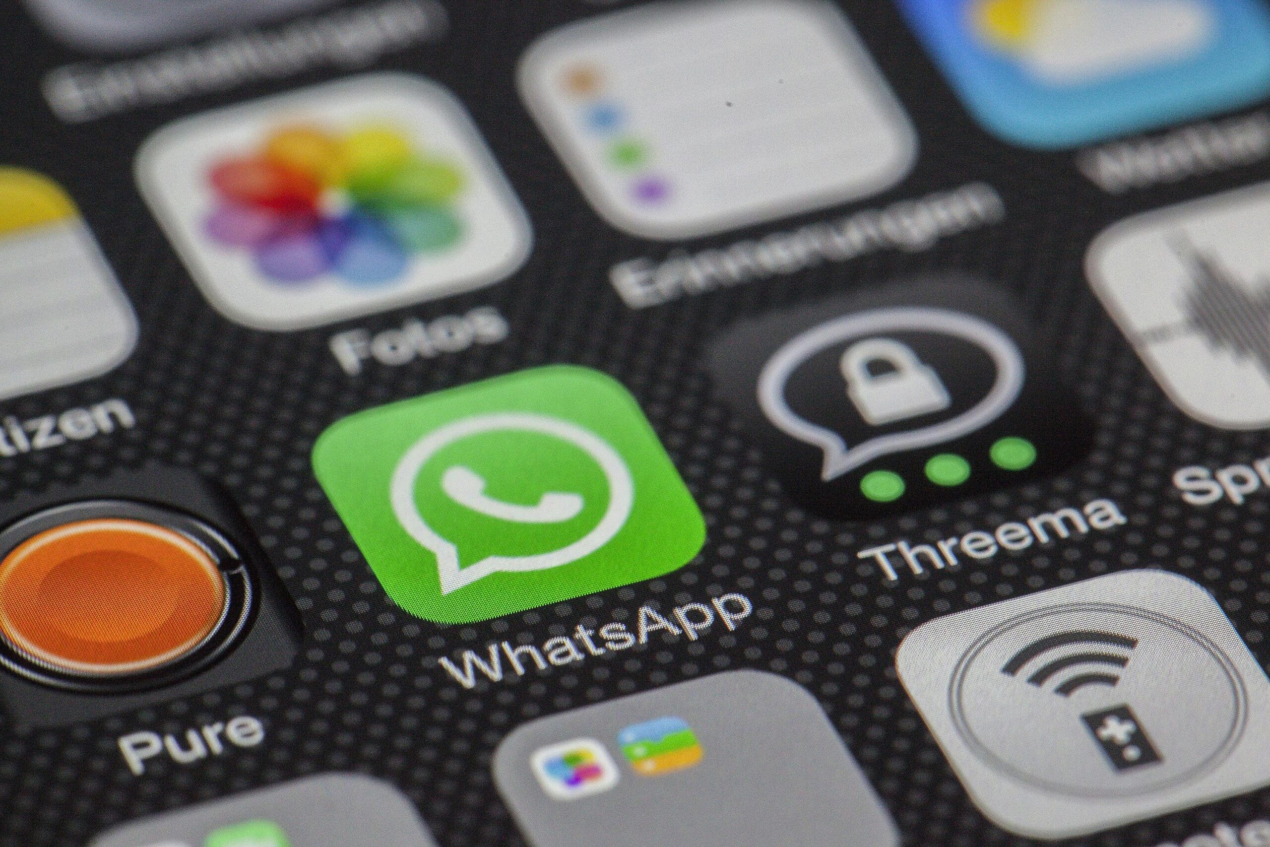 Icônes d'applications de messagerie WhatsApp sur l'écran d'un smartphone.