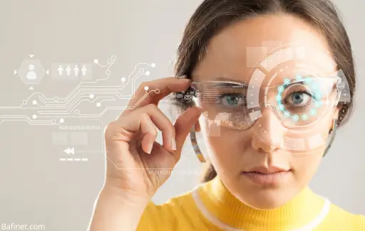 Femme portant des lunettes de réalité augmentée avec des interfaces holographiques affichées devant ses yeux.