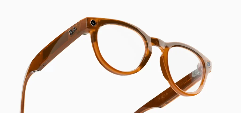 Lunettes intelligentes Ray-Ban couleur marron avec caméras intégrées aux coins des montures.