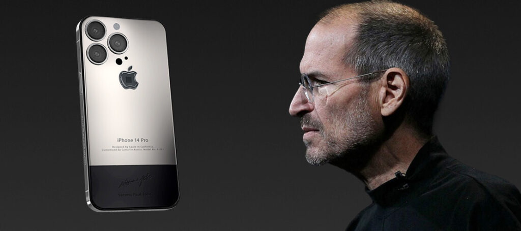 Image de Steve Jobs de profil, regardant un smartphone Caviar personnalisé avec une finition métallique et une pomme gravée.